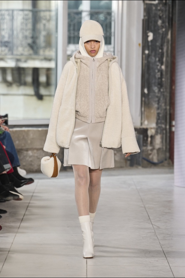 مجموعة Akris تلاعب في الضوء وعملية في التصاميم