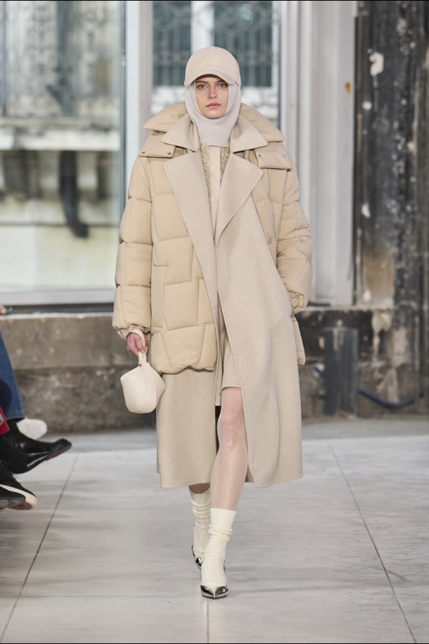 مجموعة Akris تلاعب في الضوء وعملية في التصاميم