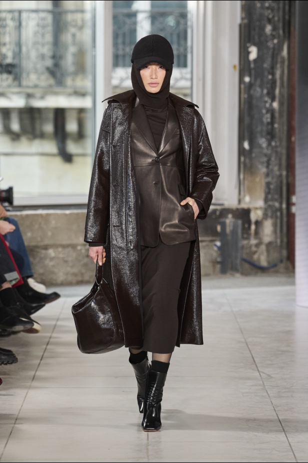 مجموعة Akris تلاعب في الضوء وعملية في التصاميم