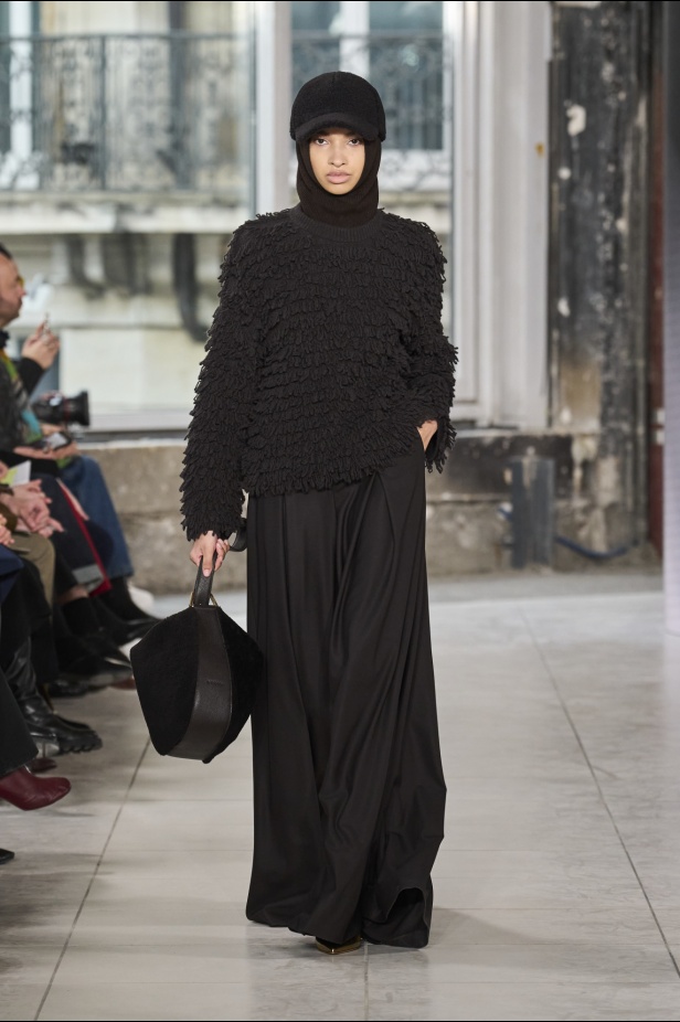 مجموعة Akris تلاعب في الضوء وعملية في التصاميم