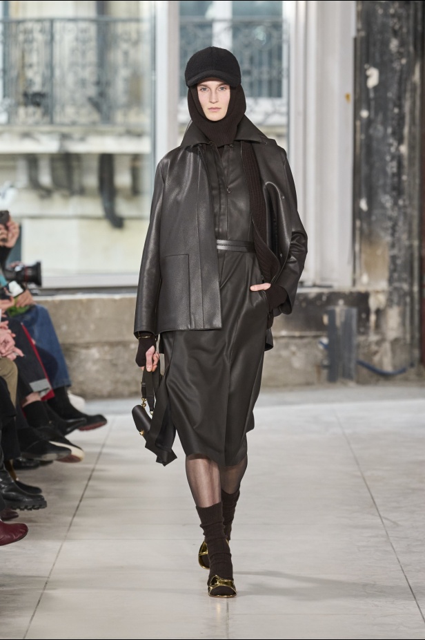 مجموعة Akris تلاعب في الضوء وعملية في التصاميم