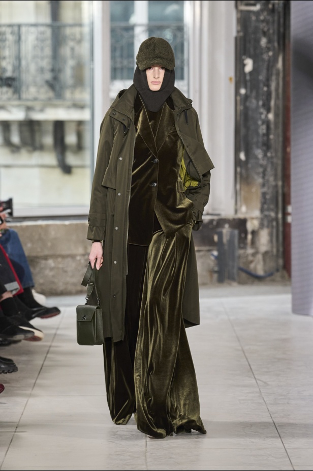 مجموعة Akris تلاعب في الضوء وعملية في التصاميم