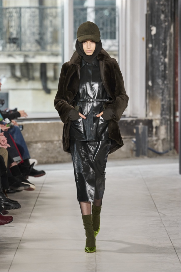 مجموعة Akris تلاعب في الضوء وعملية في التصاميم