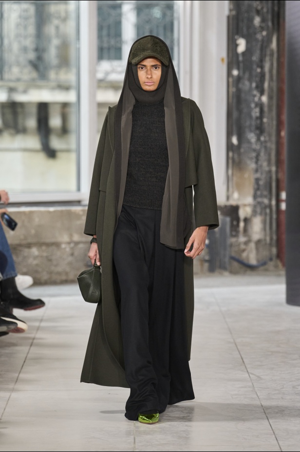 مجموعة Akris تلاعب في الضوء وعملية في التصاميم