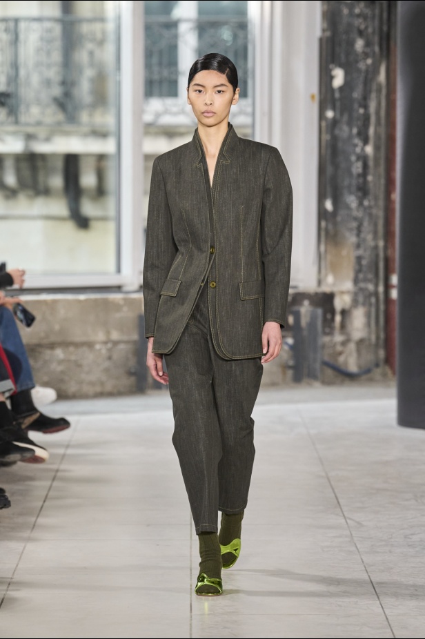 مجموعة Akris تلاعب في الضوء وعملية في التصاميم