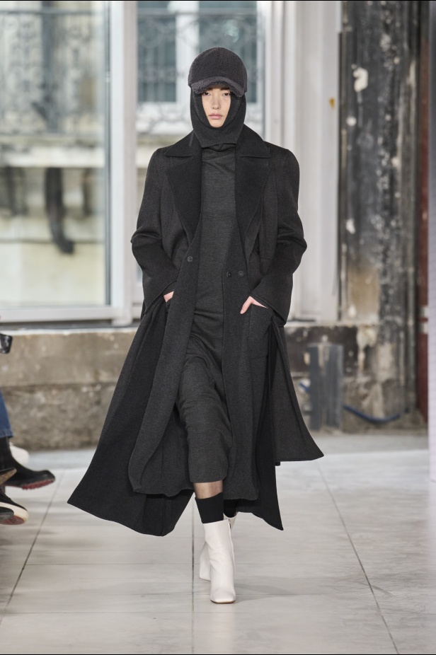 مجموعة Akris تلاعب في الضوء وعملية في التصاميم