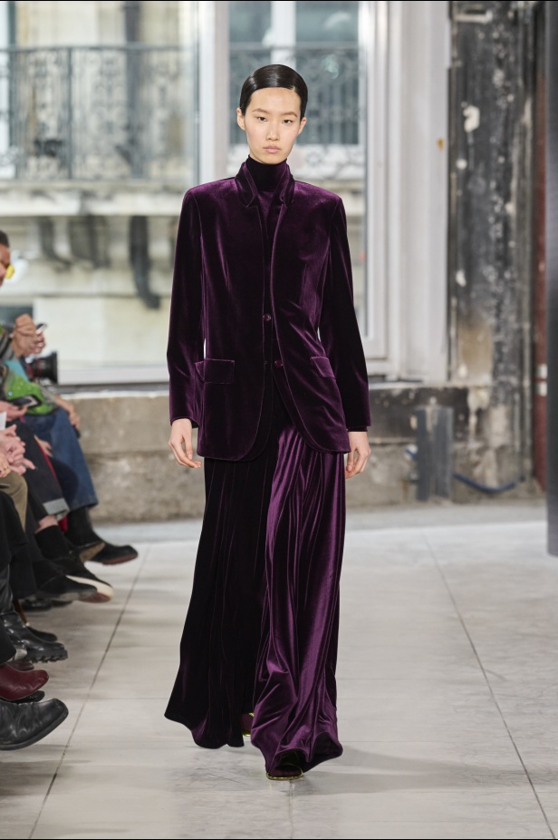 مجموعة Akris تلاعب في الضوء وعملية في التصاميم