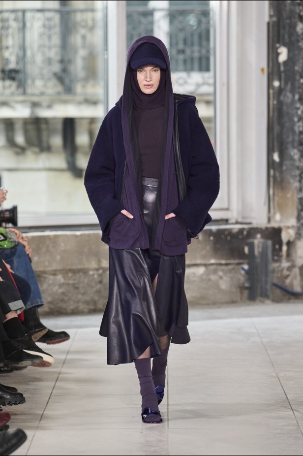 مجموعة Akris تلاعب في الضوء وعملية في التصاميم