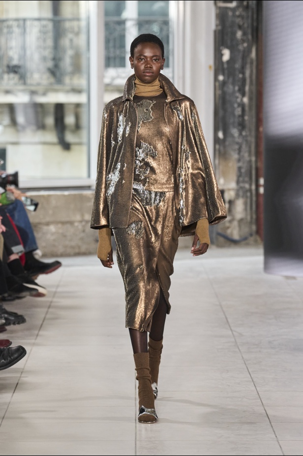 مجموعة Akris تلاعب في الضوء وعملية في التصاميم