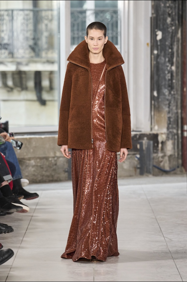 مجموعة Akris تلاعب في الضوء وعملية في التصاميم