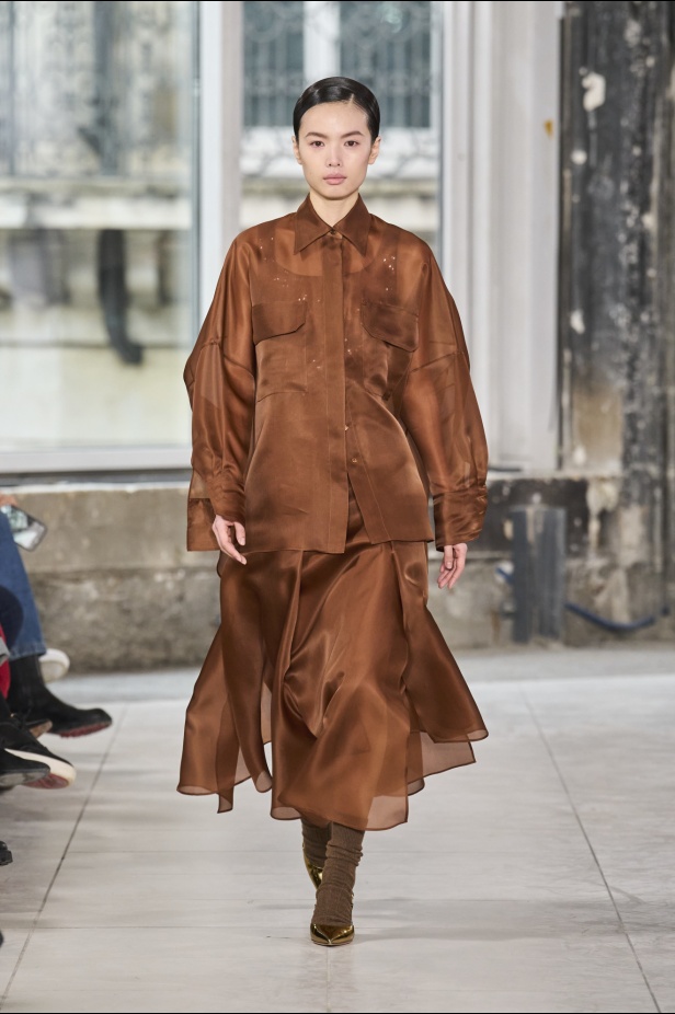 مجموعة Akris تلاعب في الضوء وعملية في التصاميم