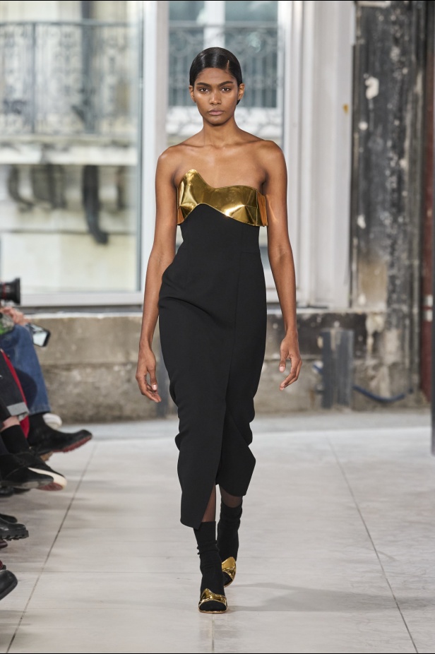 مجموعة Akris تلاعب في الضوء وعملية في التصاميم