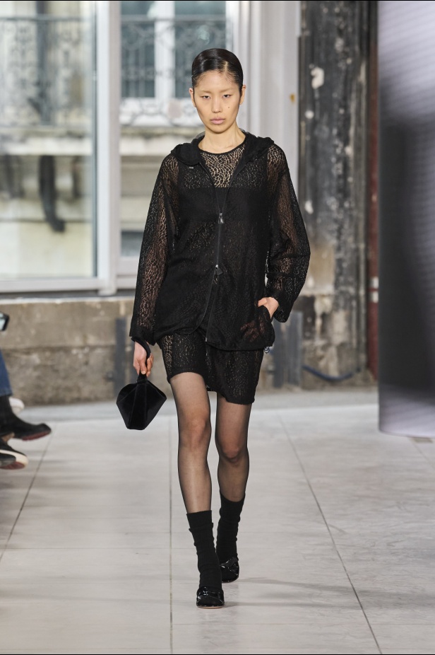 مجموعة Akris تلاعب في الضوء وعملية في التصاميم