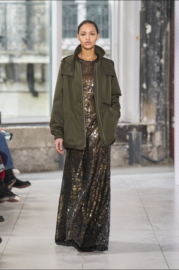 مجموعة Akris تلاعب في الضوء وعملية في التصاميم