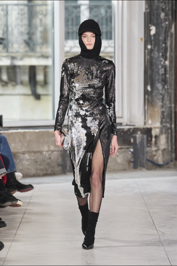 مجموعة Akris تلاعب في الضوء وعملية في التصاميم