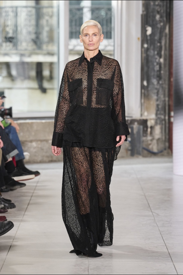 مجموعة Akris تلاعب في الضوء وعملية في التصاميم