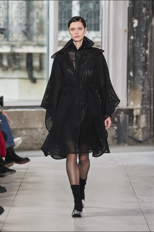 مجموعة Akris تلاعب في الضوء وعملية في التصاميم