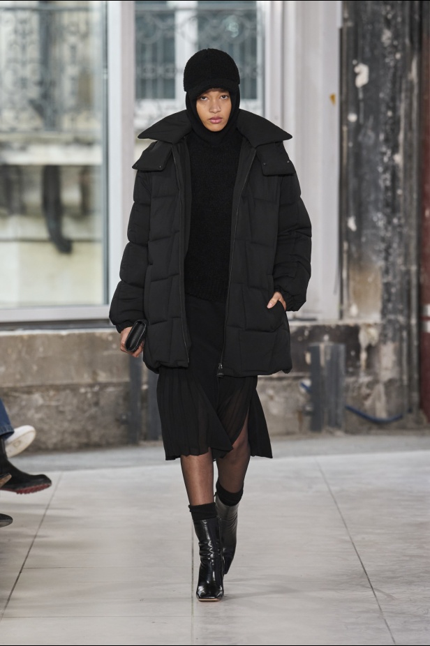 مجموعة Akris تلاعب في الضوء وعملية في التصاميم