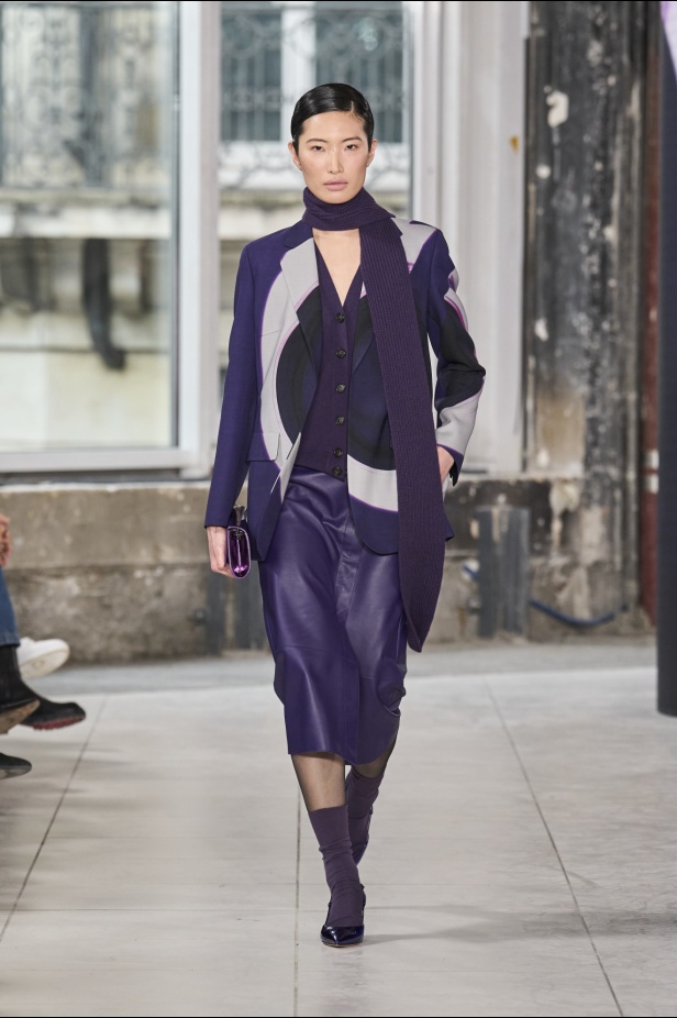 مجموعة Akris تلاعب في الضوء وعملية في التصاميم