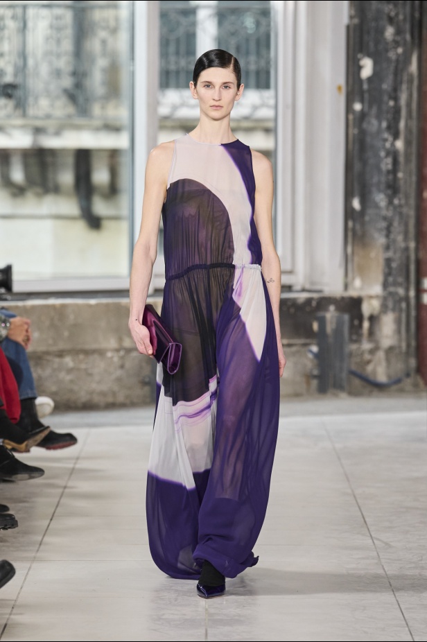 مجموعة Akris تلاعب في الضوء وعملية في التصاميم