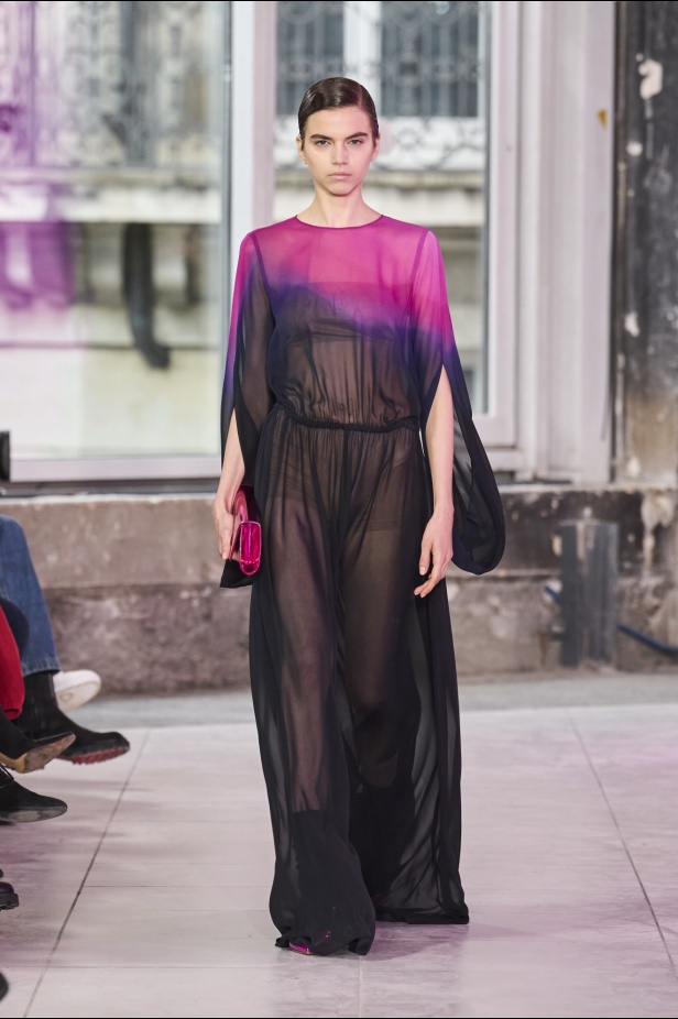 مجموعة Akris تلاعب في الضوء وعملية في التصاميم