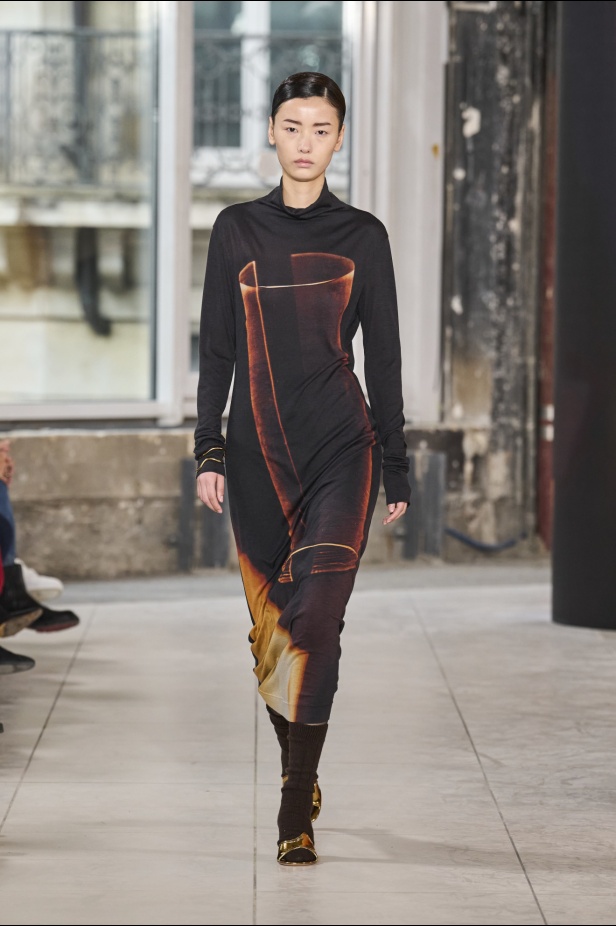 مجموعة Akris تلاعب في الضوء وعملية في التصاميم