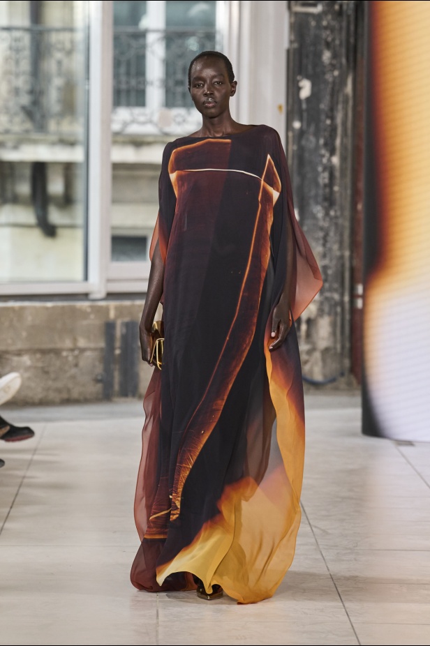 مجموعة Akris تلاعب في الضوء وعملية في التصاميم