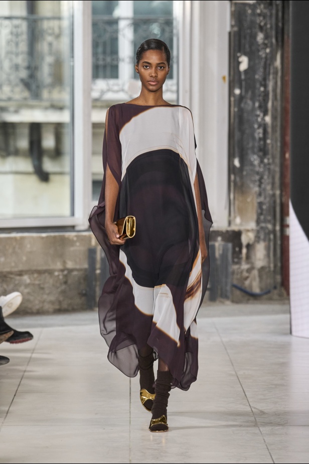 مجموعة Akris تلاعب في الضوء وعملية في التصاميم