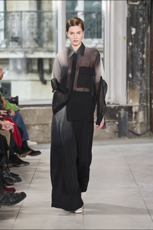 مجموعة Akris تلاعب في الضوء وعملية في التصاميم