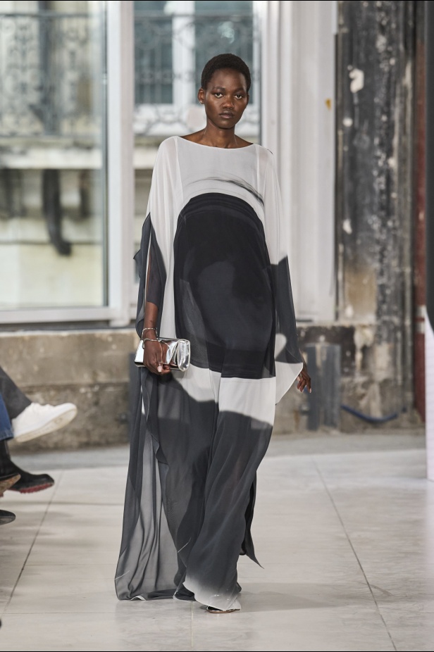 مجموعة Akris تلاعب في الضوء وعملية في التصاميم