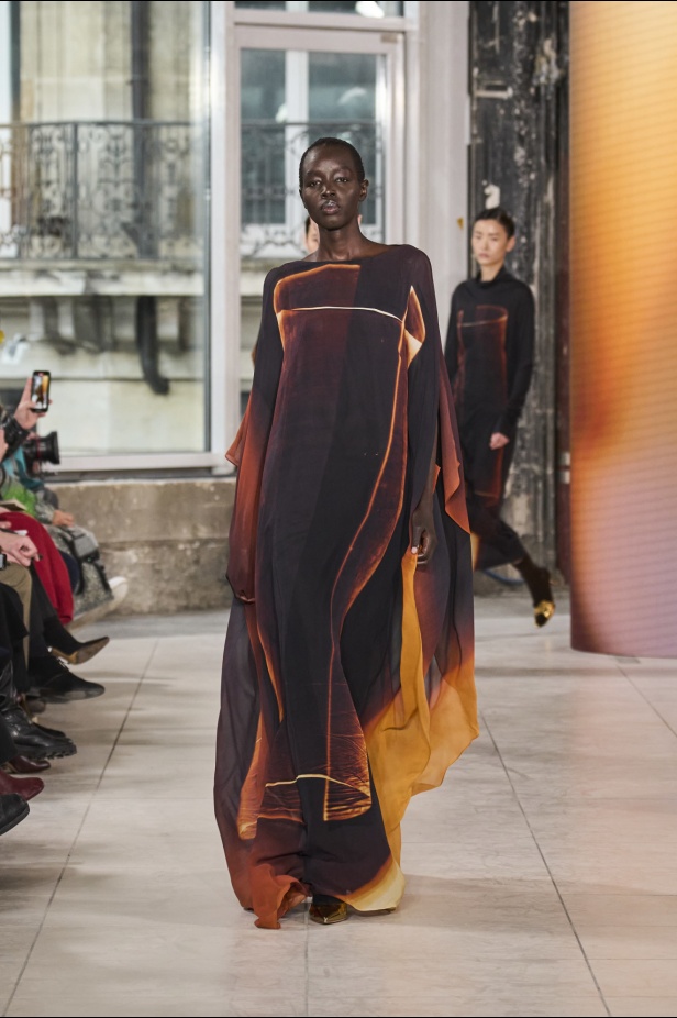 مجموعة Akris تلاعب في الضوء وعملية في التصاميم