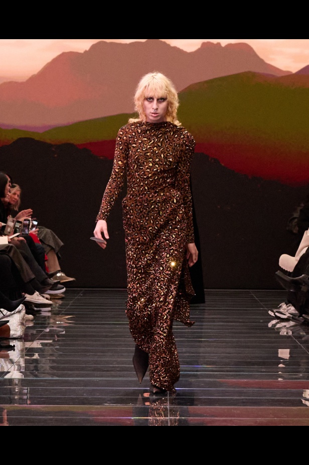 مجموعة Balenciaga لخريف وشتاء 2024