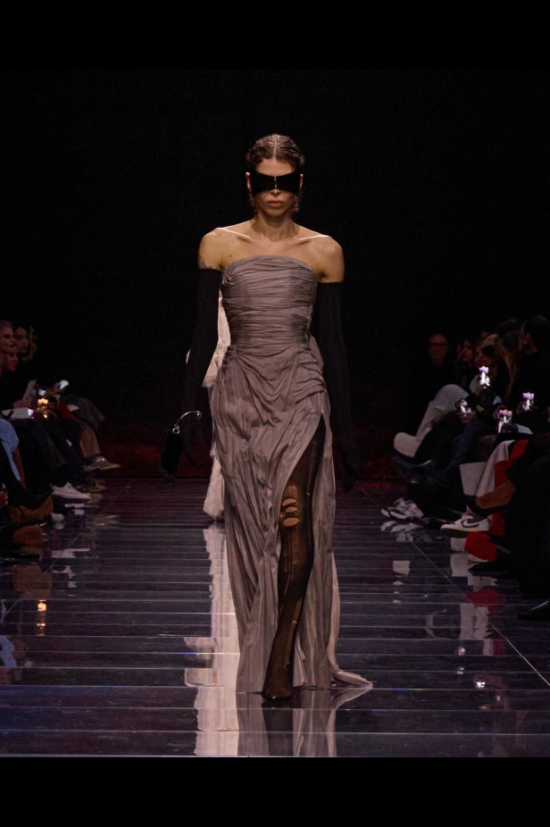 مجموعة Balenciaga لخريف وشتاء 2024