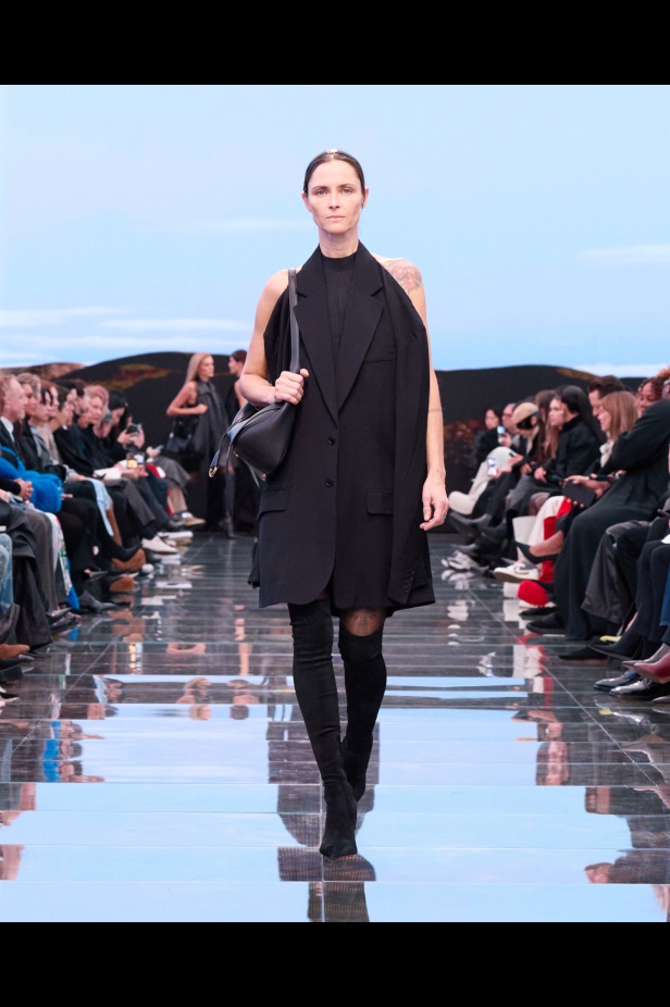 مجموعة Balenciaga لخريف وشتاء 2024