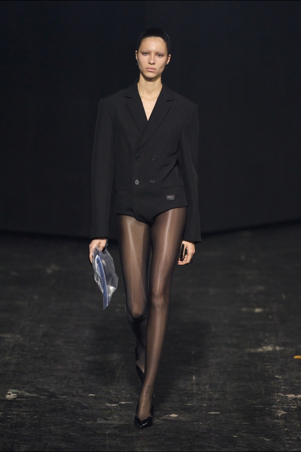 مجموعة Coperni لخريف 2024 ابتكارات جديدة في عالمي الموضة والتكنولوجيا 