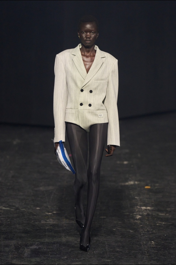 مجموعة Coperni لخريف 2024 ابتكارات جديدة في عالمي الموضة والتكنولوجيا 