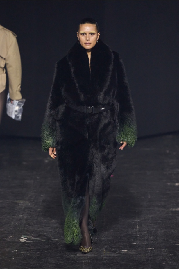 مجموعة Coperni لخريف 2024 ابتكارات جديدة في عالمي الموضة والتكنولوجيا 