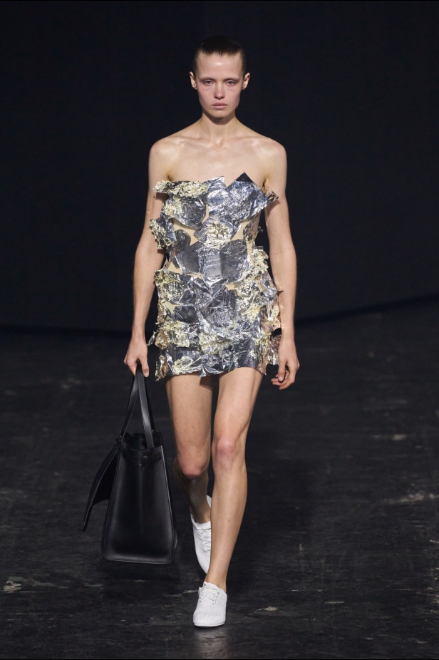 مجموعة Coperni لخريف 2024 ابتكارات جديدة في عالمي الموضة والتكنولوجيا 