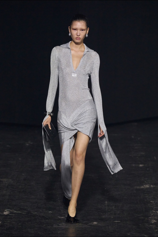 مجموعة Coperni لخريف 2024 ابتكارات جديدة في عالمي الموضة والتكنولوجيا 