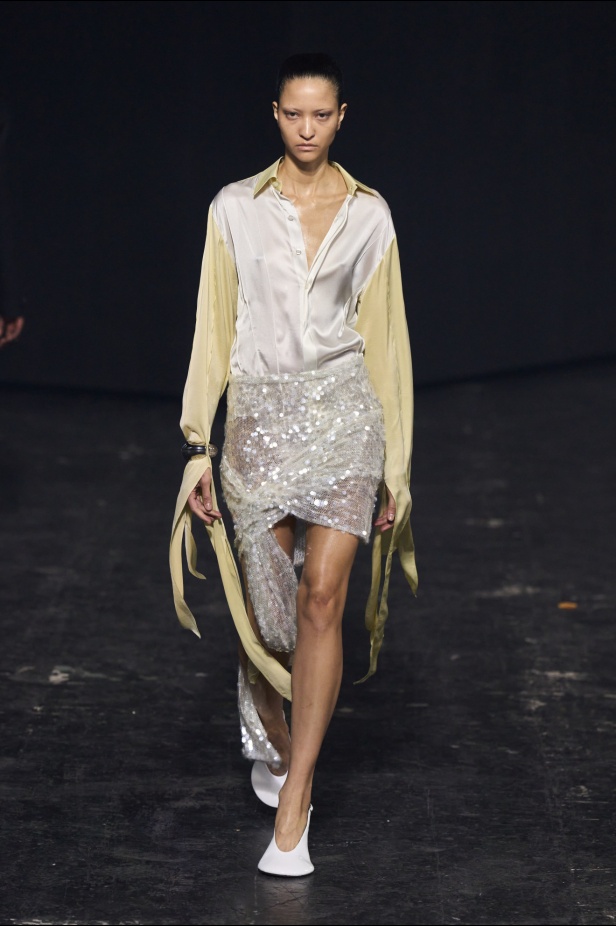 مجموعة Coperni لخريف 2024 ابتكارات جديدة في عالمي الموضة والتكنولوجيا 