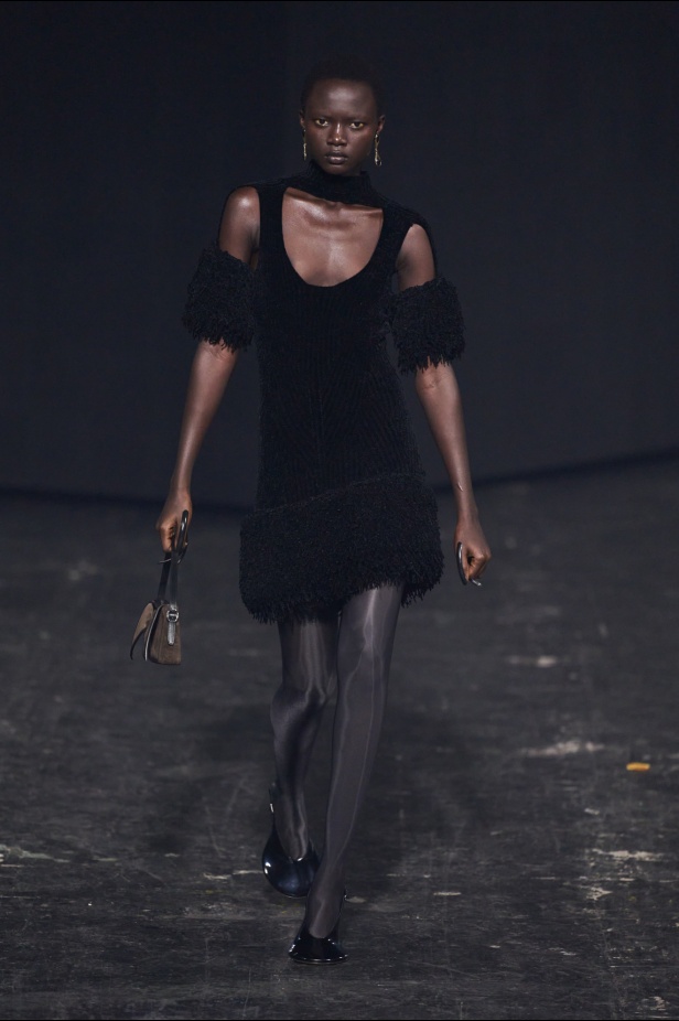 مجموعة Coperni لخريف 2024 ابتكارات جديدة في عالمي الموضة والتكنولوجيا 