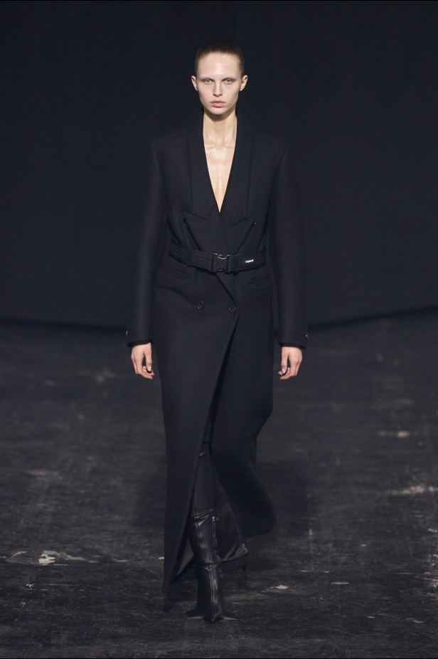 مجموعة Coperni لخريف 2024 ابتكارات جديدة في عالمي الموضة والتكنولوجيا 