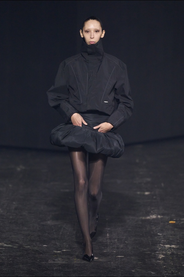 مجموعة Coperni لخريف 2024 ابتكارات جديدة في عالمي الموضة والتكنولوجيا 