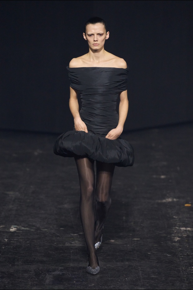 مجموعة Coperni لخريف 2024 ابتكارات جديدة في عالمي الموضة والتكنولوجيا 