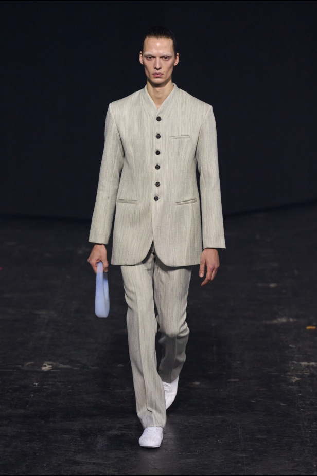 مجموعة Coperni لخريف 2024 ابتكارات جديدة في عالمي الموضة والتكنولوجيا 