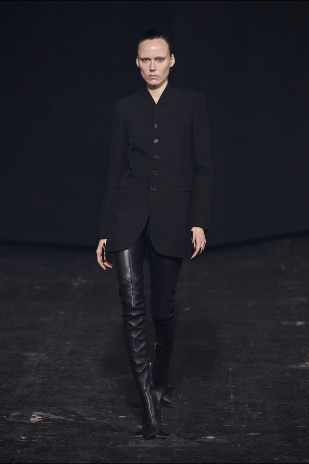 مجموعة Coperni لخريف 2024 ابتكارات جديدة في عالمي الموضة والتكنولوجيا 