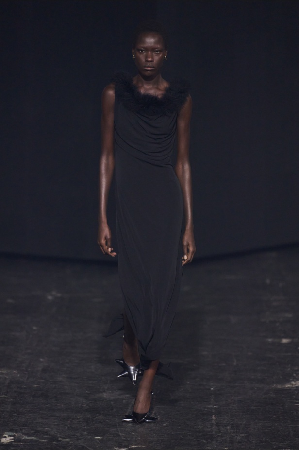 مجموعة Coperni لخريف 2024 ابتكارات جديدة في عالمي الموضة والتكنولوجيا 