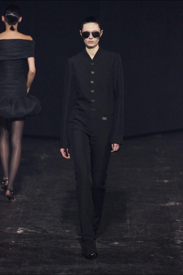 مجموعة Coperni لخريف 2024 ابتكارات جديدة في عالمي الموضة والتكنولوجيا 