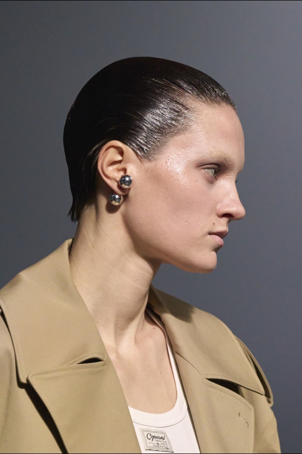 مجموعة Coperni لخريف 2024 ابتكارات جديدة في عالمي الموضة والتكنولوجيا 