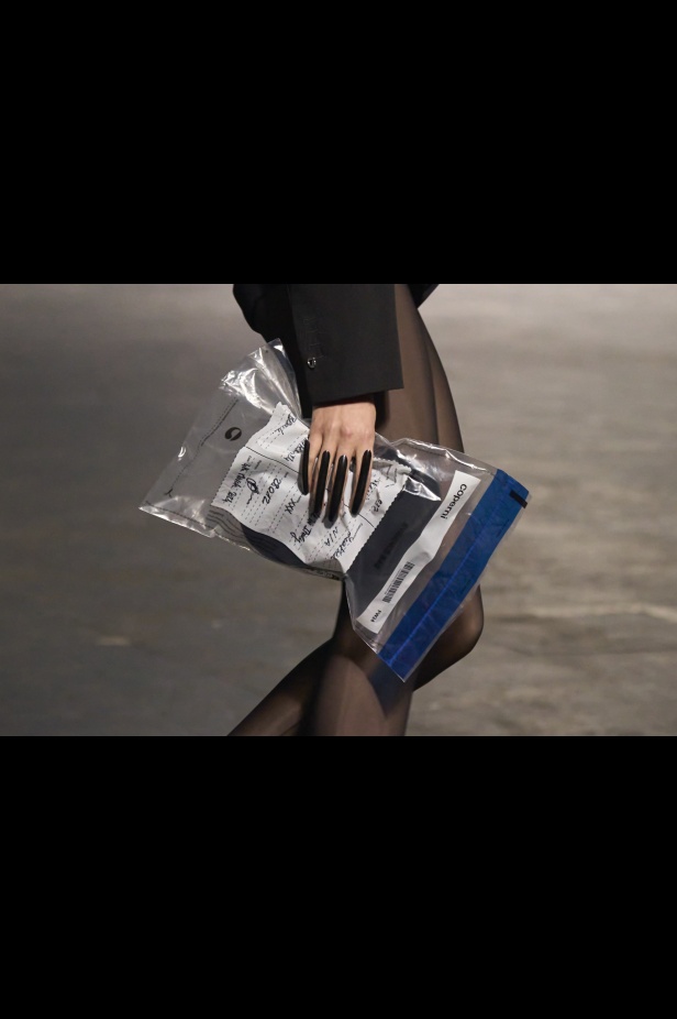 مجموعة Coperni لخريف 2024 ابتكارات جديدة في عالمي الموضة والتكنولوجيا 